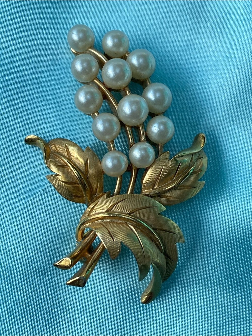 Signed Crown Trifari Faux Pearl Cluster Gold-Tone Leaf Brooch Pin - Picture 1 of 6